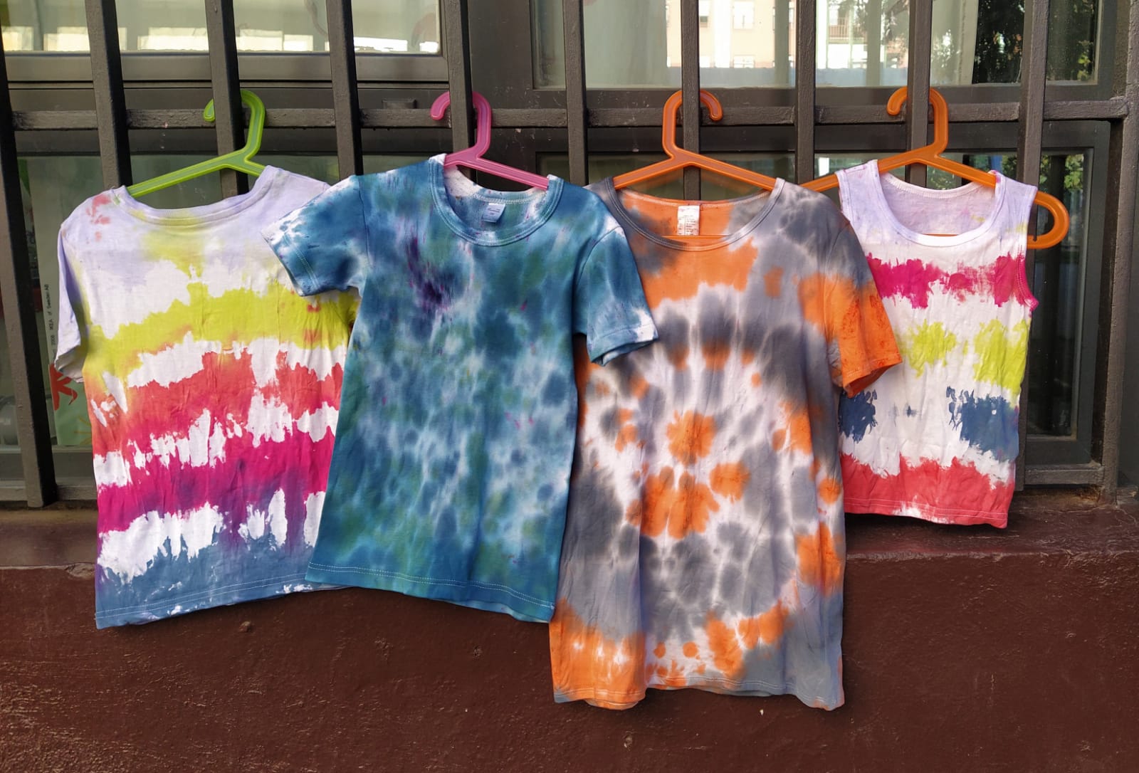 ¡Diseñadas con sus propias manos! Una de las actividades de este verano que más éxito ha tenido ha sido el diseño de camisetas.